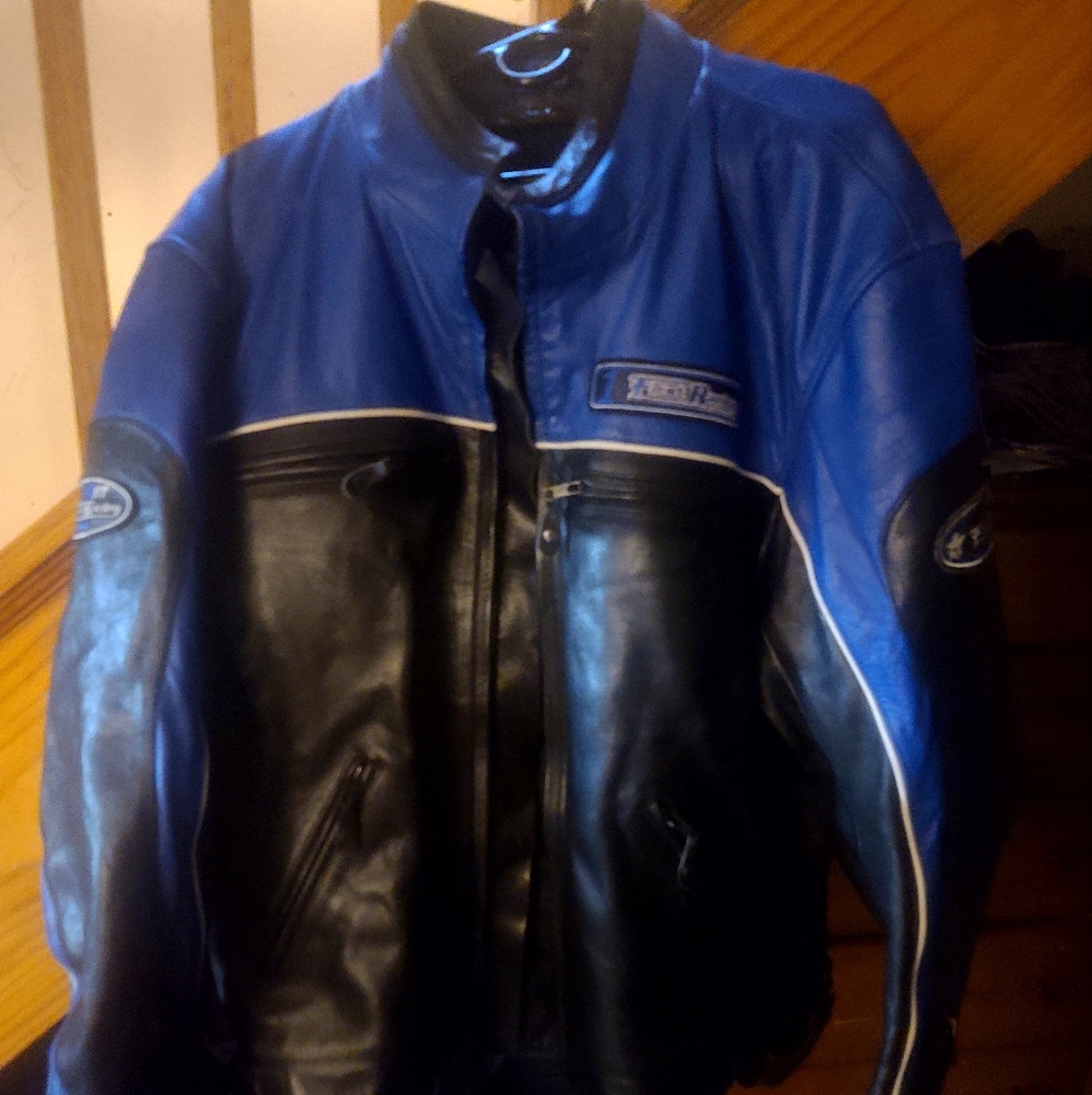 Men's leather motorcycle jacket size is XXL but can fit a L - XXL